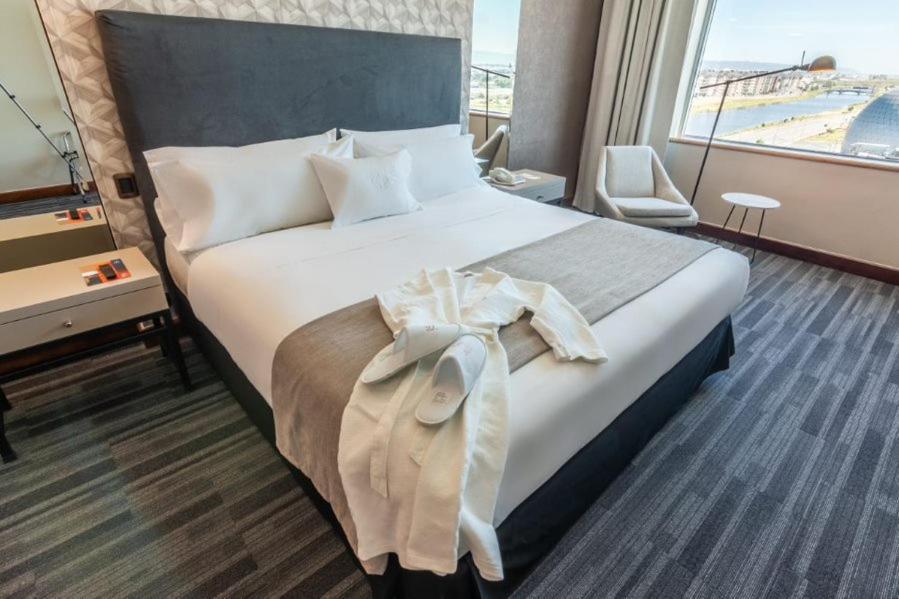 Mds Hotel Concepción Esterno foto A bed with a duvet